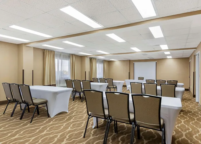 Comfort Inn & Suites - Near Robins Air Force Base Main Gate