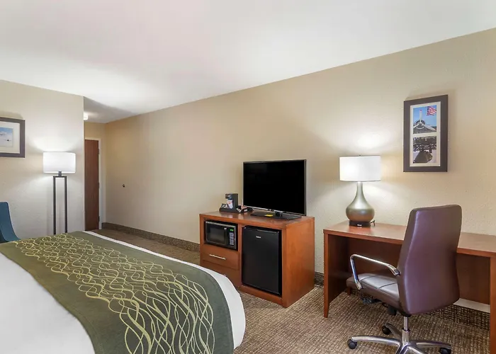 Comfort Inn & Suites - Near Robins Air Force Base Main Gate