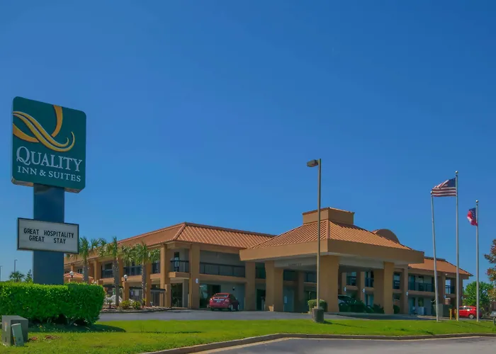Quality Inn & Suites Near Robins Air Force Base